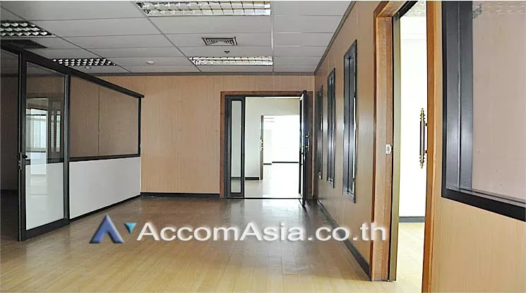 8  Office Space For Rent in Silom ,Bangkok BTS Surasak at Vorawat Building AA10947